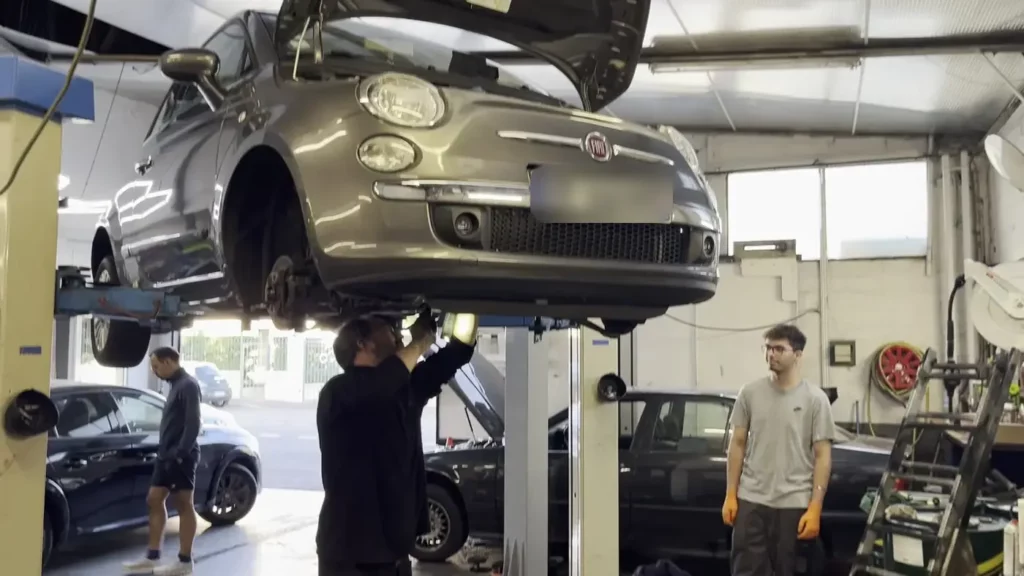 Fiat 500 sur le pont élévateur de l'atelier